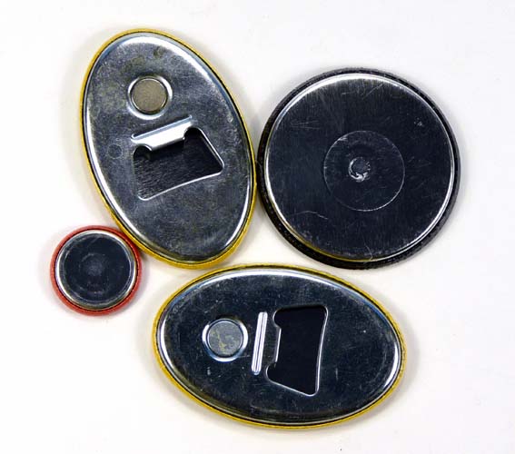 Podkłady z magnesami i/lub otwieraczami kapsli